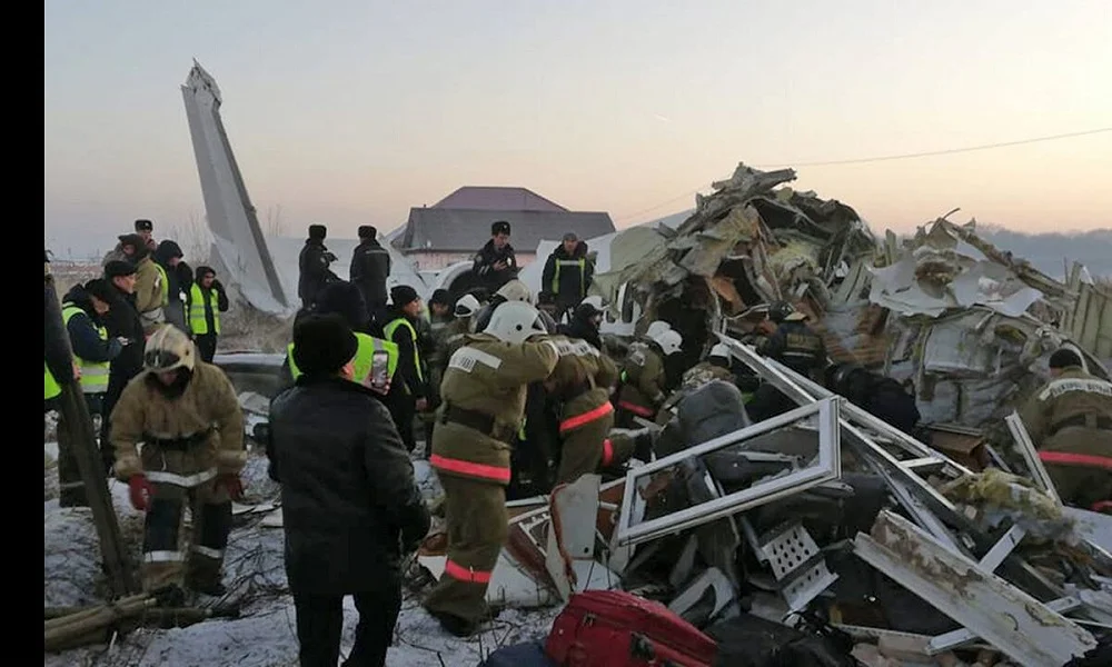 Καζακστάν: Συνετρίβη αεροσκάφος με 100 επιβάτες - Νεκροί και τραυματίες (vids)