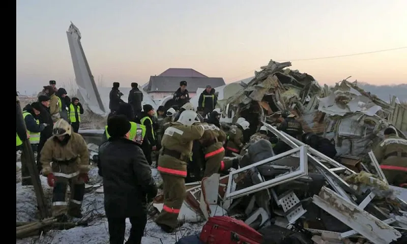 Καζακστάν: Συνετρίβη αεροσκάφος με 100 επιβάτες - Νεκροί και τραυματίες (vids)