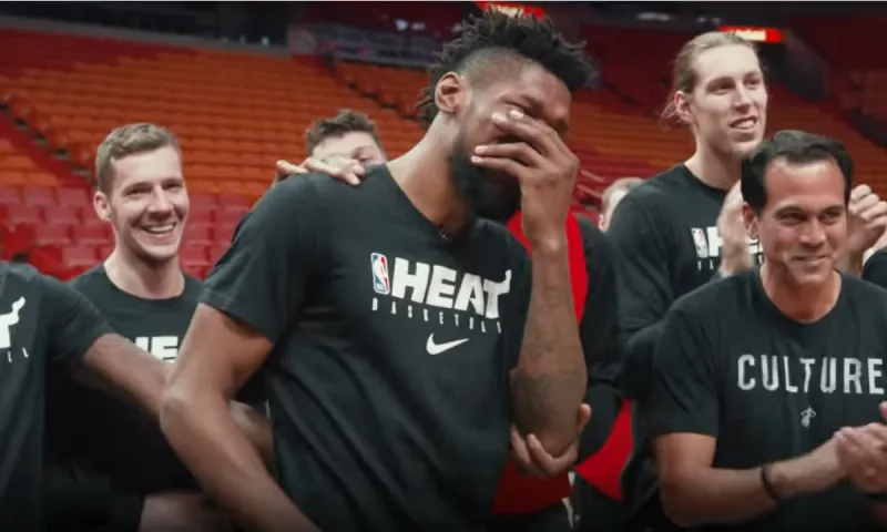 Παίκτης του NBA βλέπει τη μητέρα του μετά από 3 χρόνια και κλαίει ασταμάτητα (vid)