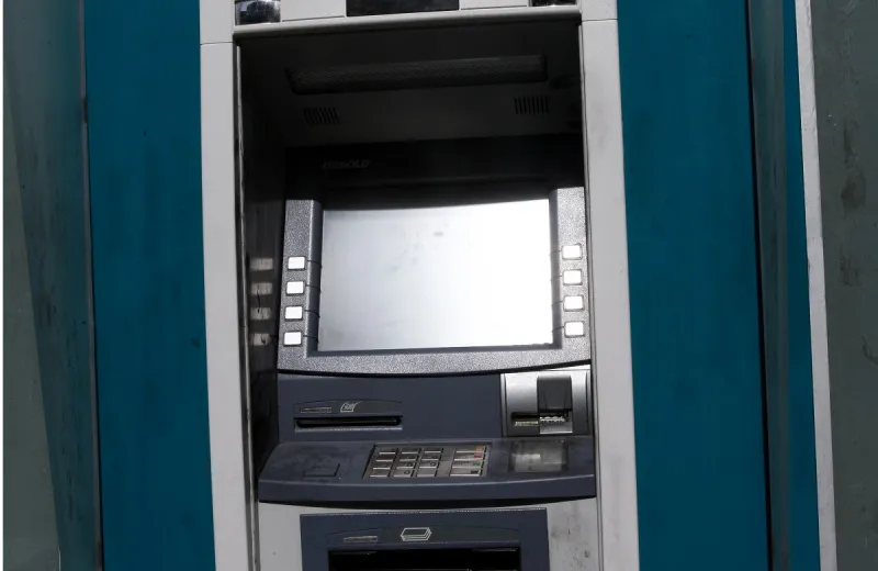 Γιατί τράπεζα μας χρέωσε με 5 ευρώ την Πρωτοχρονιά;