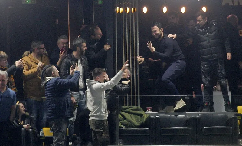Άρης - ΠΑΟΚ: Τα τέσσερα δάχτυλα του Καρυπίδη (pics)