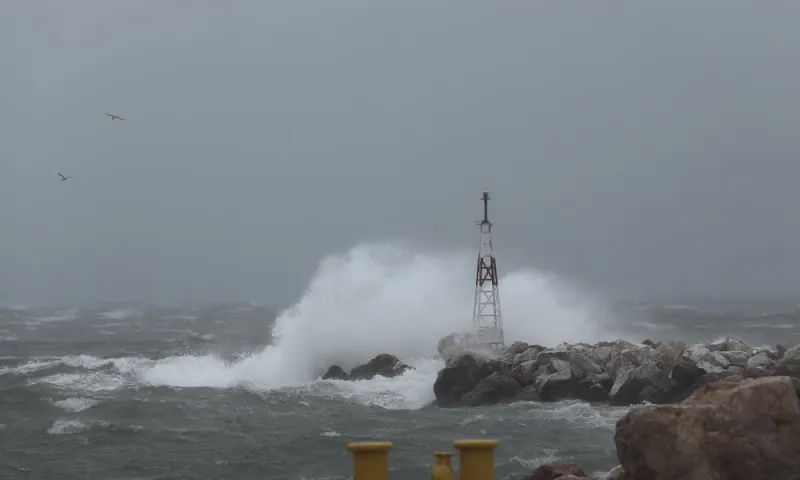 Καιρός 8/1: Αποχωρεί σταδιακά ο «Ηφαιστίων»