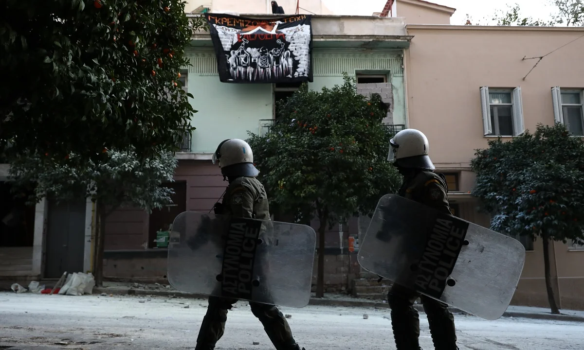 Επιχείρηση της ΕΛΑΣ στο Κουκάκι σε κτίρια που ανακατέλαβαν αντιεξουσιαστές