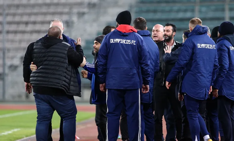 Ολυμπιακός: Ίδια υπόθεση, διαφορετική απόφαση για Καραπαπά, Μπέο