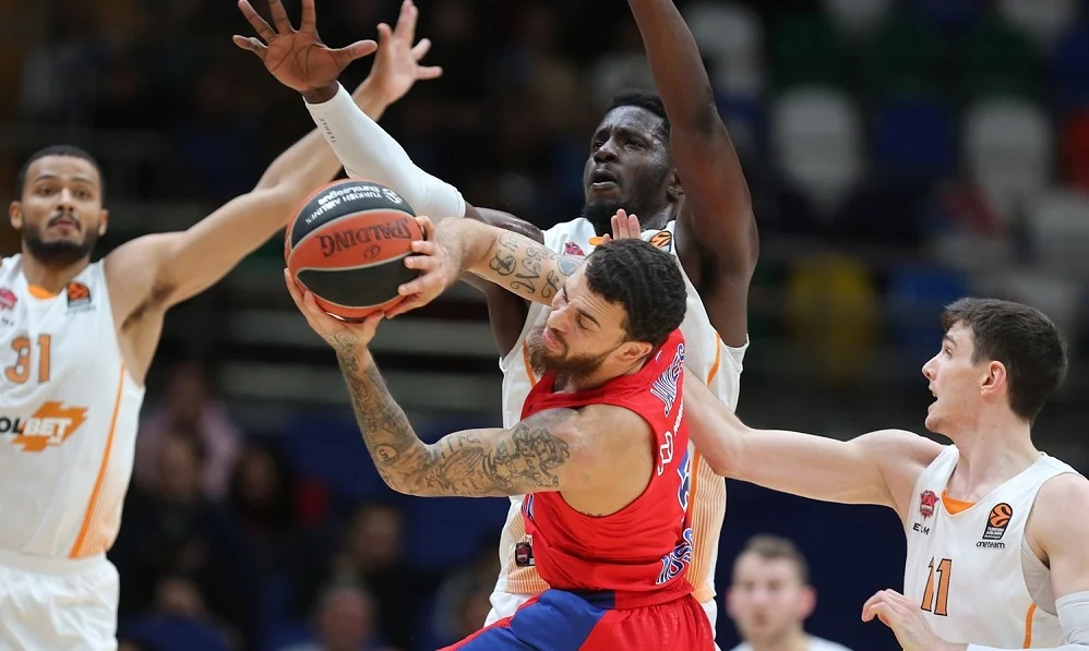 ΤΣΣΚΑ - Μπασκόνια 94-90: Με «βροχή» τριπόντων και «33άρα» Τζέιμς! (vid)