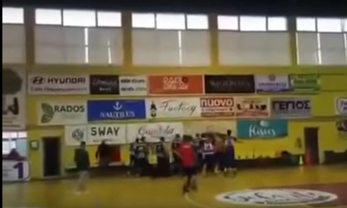 Απίστευτο! Άγριο ξύλο σε διαιτητή στην Α' ΕΣΚΑΒΔΕ (vid)