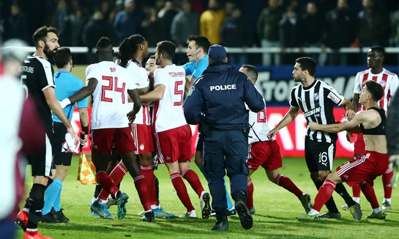 Σεμέδο: Έσπρωξε το ball boy και αποβλήθηκε (vid)