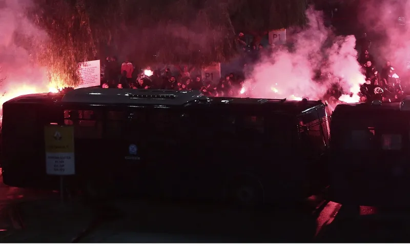 Επεισόδια με χούλιγκαν στην Ηλιούπολη (vid)