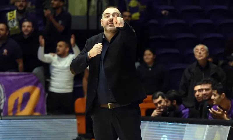 «Στέφανος, Στέφανος»: Έγινε σύνθημα στην Χολόν ο Δέδας (vid)