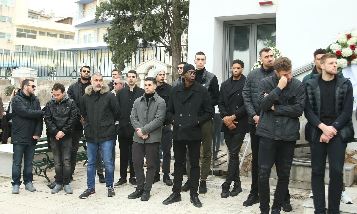 Σύσσωμος ο Ολυμπιακός στο «αντίο» του Αντώνη Νταή (pics)