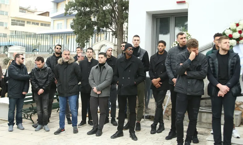 Σύσσωμος ο Ολυμπιακός στο «αντίο» του Αντώνη Νταή (pics)