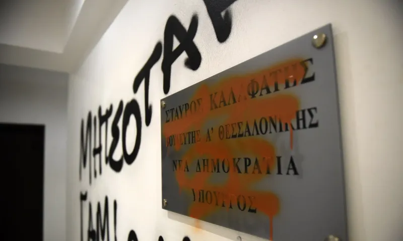 «Ντου» οπαδών του ΠΑΟΚ στα γραφεία Καλαφάτη και Ράπτη (pics)