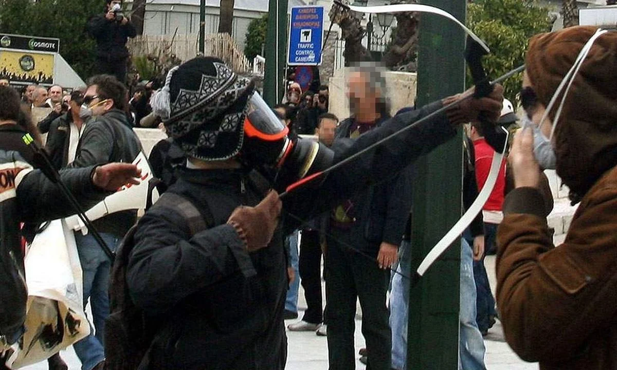 Συνελήφθη ο «Τοξοβόλος του Συντάγματος», στην κατοχή του καλάσνικοφ, ούζι και πιστόλια (vids)