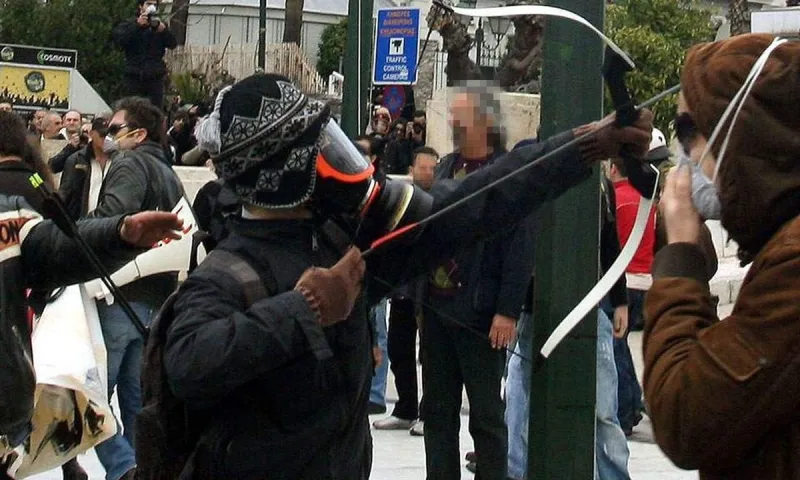 Συνελήφθη ο «Τοξοβόλος του Συντάγματος», στην κατοχή του καλάσνικοφ, ούζι και πιστόλια (vids)