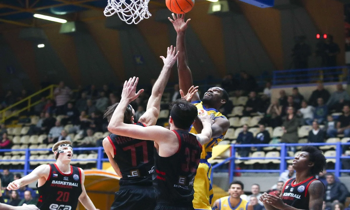 Νίμπουρκ - Περιστέρι 84-72: Έχασε, αλλά πανηγύριζε στο τέλος (vid)