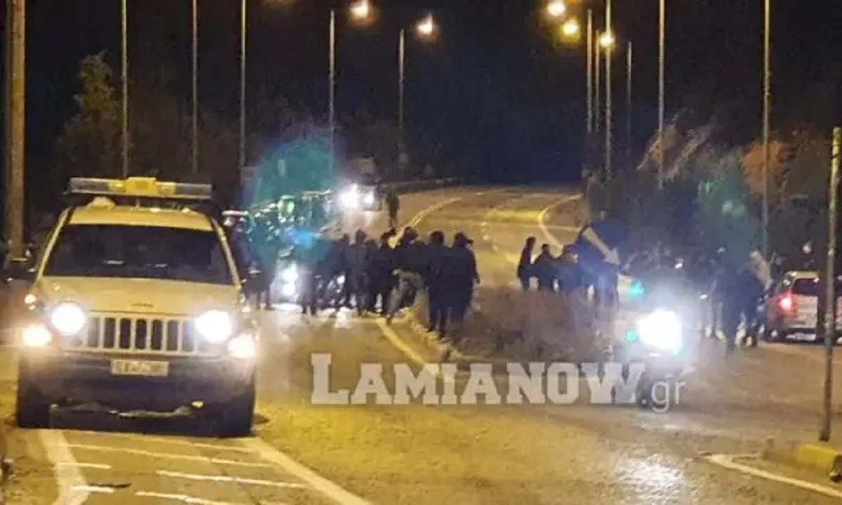 Λαμία - ΑΕΛ: Ένταση με οπαδούς των Θεσσαλών, συνθήματα για Κούγια (pics+vid)