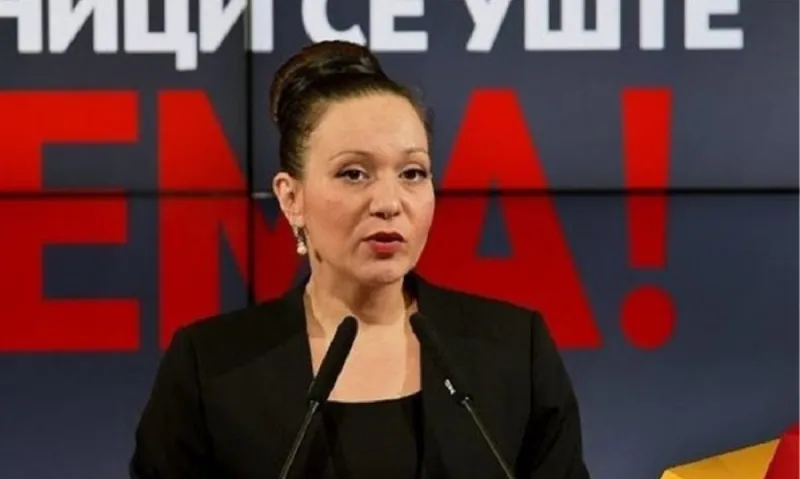 Σκόπια: Υπουργός χρησιμοποίησε πινακίδα με την ονομασία «Δημοκρατία της Μακεδονίας»!