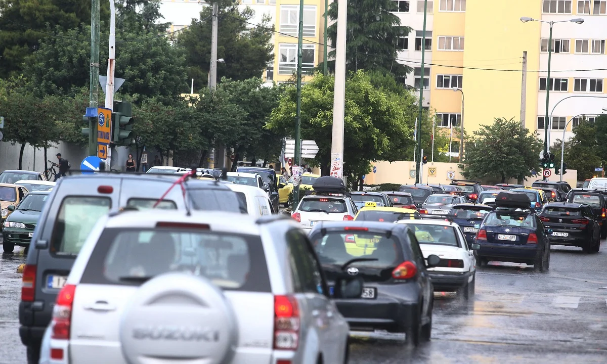 Έσπασε αγωγός στην Κατεχάκη, με δυσκολία η κυκλοφορία