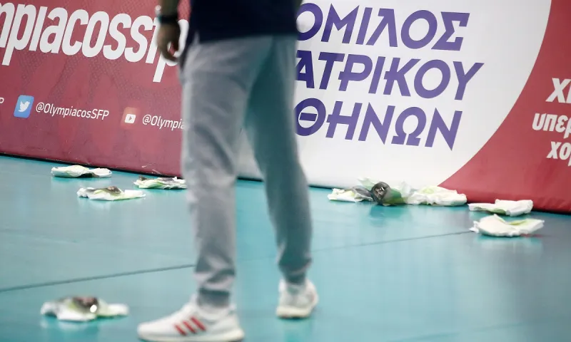 Ολυμπιακός - Παναθηναϊκός: Πέταξαν πάμπερς στο γήπεδο!