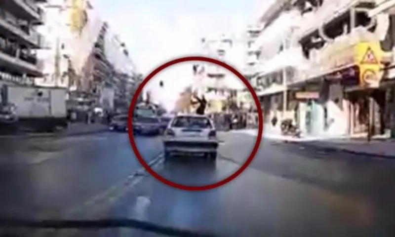 Βίντεο-σοκ: Αυτοκίνητο παρέσυρε νεαρή γυναίκα στο κέντρο της Θεσσαλονίκης