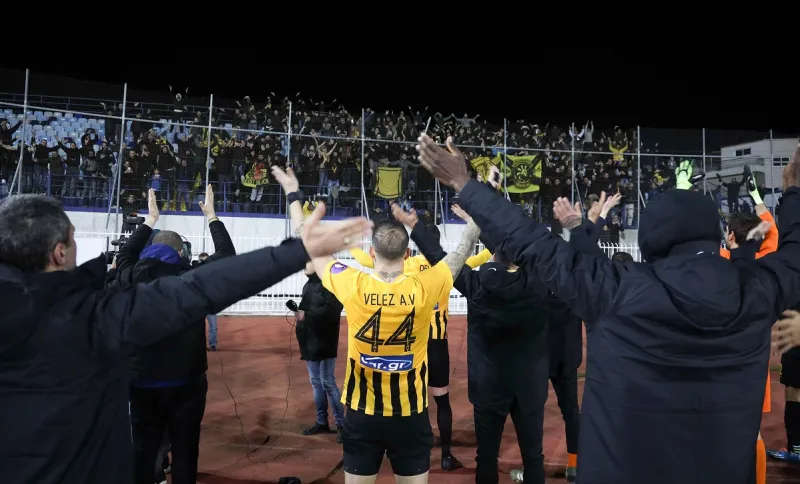 Επικό: Οπαδός του Αρη, «εισβάλλει» στον αγωνιστικό χώρο και αποθεώνει τους παίκτες! (vid)