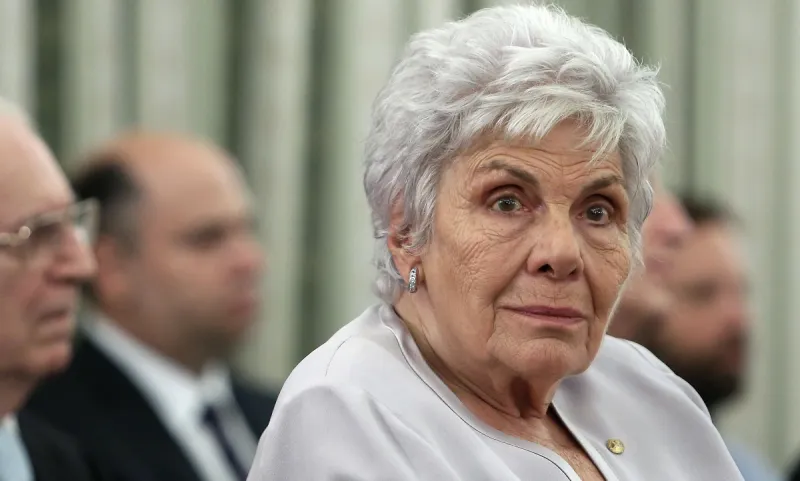 Ώρες αγωνίας για την Κική Δημουλά, νοσηλεύεται στην εντατική
