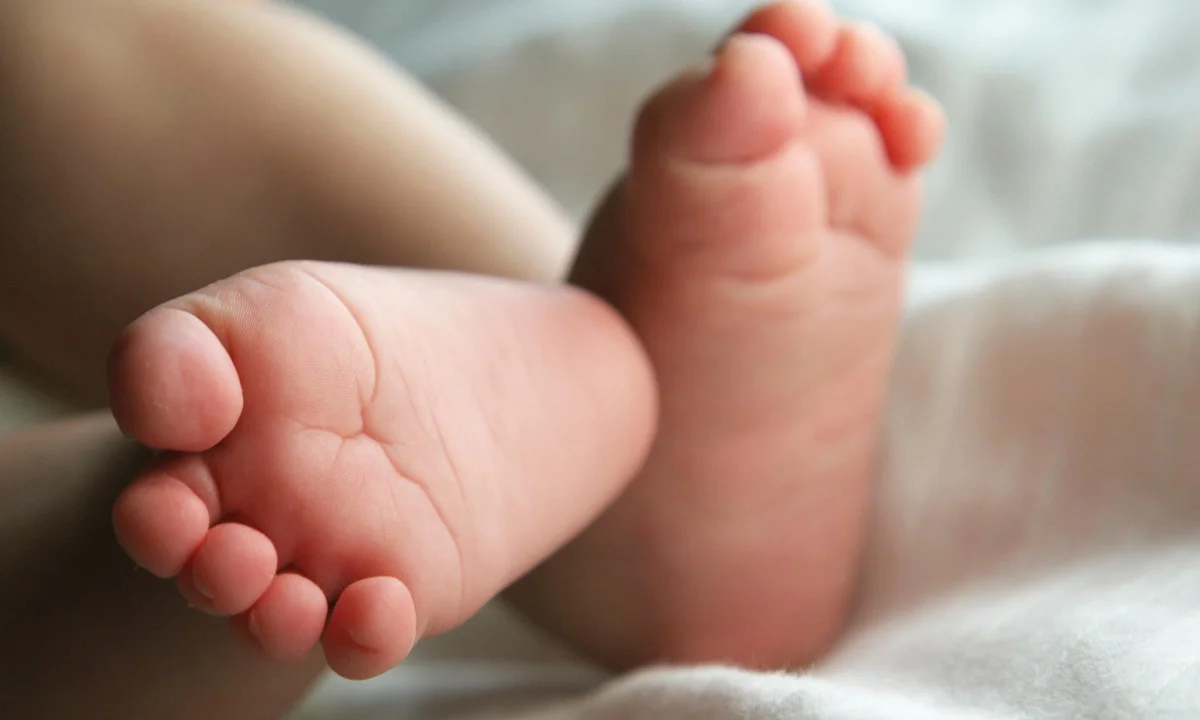 Επιβεβαίωσε ο ιατροδικαστής τη σεξουαλική κακοποίηση του νεκρού βρέφους