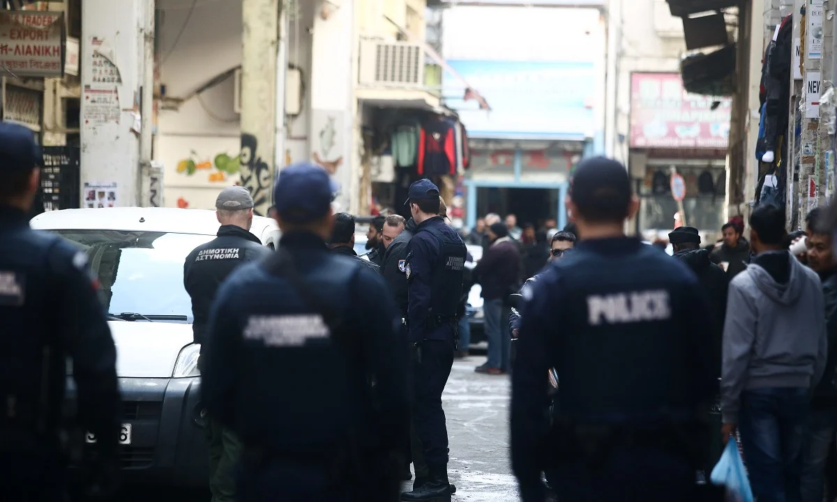 Επίορκοι αστυνομικοί πουλούσαν πλαστά διαβατήρια σε κακοποιούς (vid)
