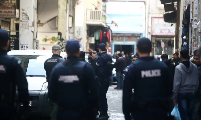 Επίορκοι αστυνομικοί πουλούσαν πλαστά διαβατήρια σε κακοποιούς (vid)