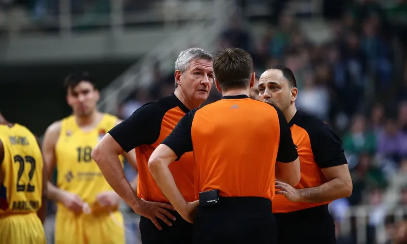 Επίθεση στους διαιτητές του Παναθηναϊκός - Μπαρτσελόνα, τραυματίστηκε ο Λαμόνικα!