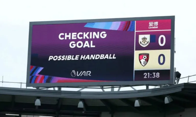 Premier League: Το VAR ακύρωσε γκολ και έδωσε πέναλτι στην άλλη ομάδα (vid)