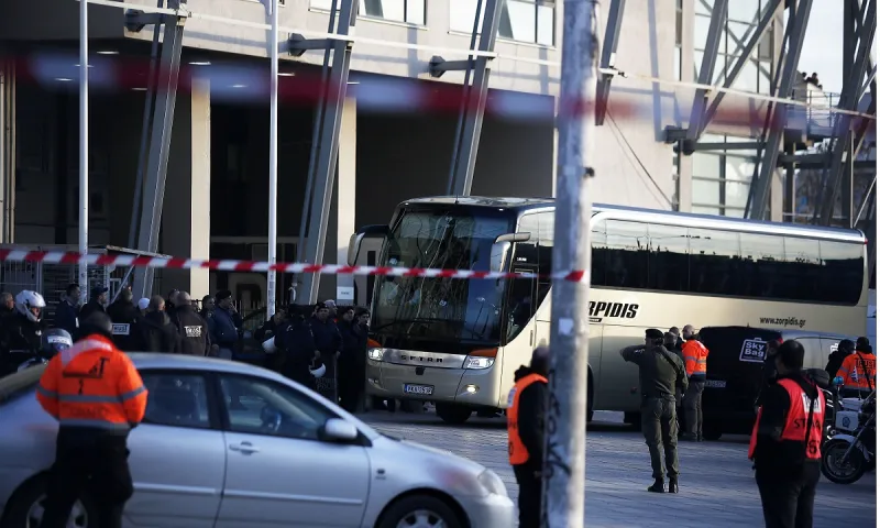 ΠΑΟΚ – Ολυμπιακός: «Μπλόκο» της αστυνομίας στις αφίξεις των αποστολών (vid)