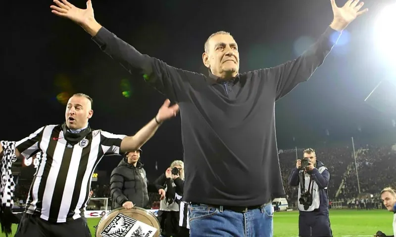 ΠΑΟΚ - Ολυμπιακός: Αποθέωση για Μάκη Μανάβη στην Τούμπα (pics)