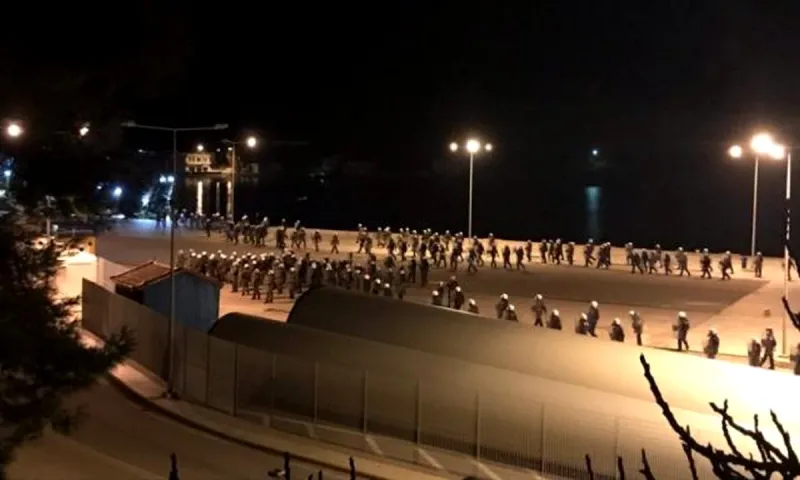 Λέσβος - Χίος: Απόβαση των ΜΑΤ και άγρια επεισόδια (vids)