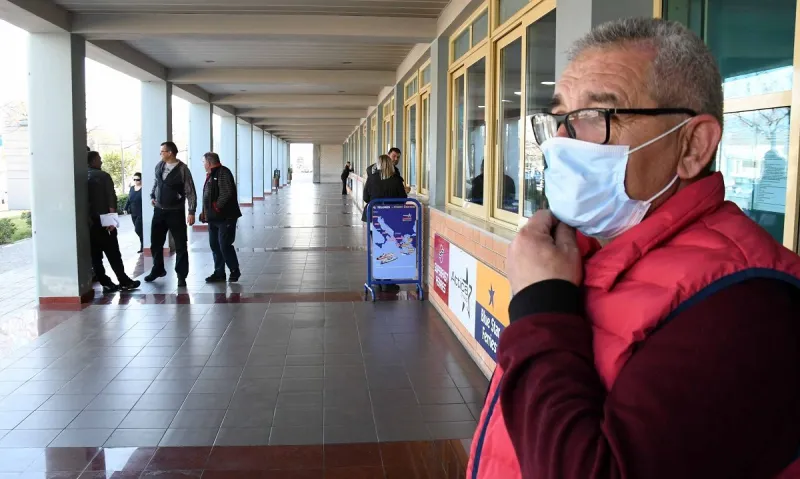 Τα μέτρα θα πάρει η κυβέρνηση για τον κορονοϊό: Κλειστά σχολεία, λιμάνια, ΜΜΜ, Επιχειρήσεις! (vids)