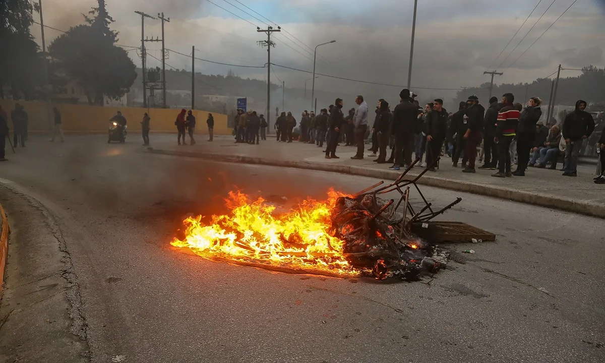 Λέσβος: ΜΑΤ καταστρέφουν αυτοκίνητα των ντόπιων (vid)