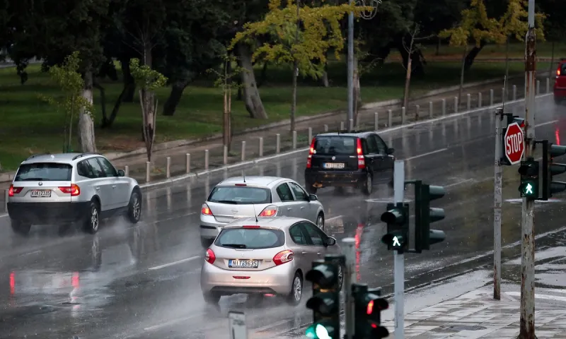 Καιρός 28/2: Κακοκαιρία-εξπρές με βροχές, καταιγίδες και χιόνια