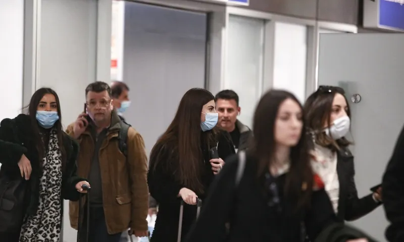 Κορονοϊός: Τέλος τα φιλιά και οι χειραψίες σε 11 χώρες!
