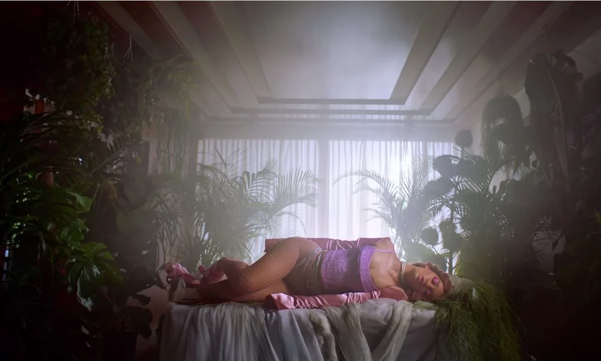 Φουρέιρα: Νέο καυτό video clip με άρωμα GNTM και πολλά μηνύματα (vid)