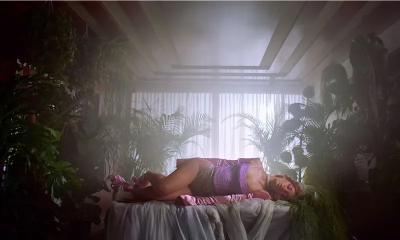Φουρέιρα: Νέο καυτό video clip με άρωμα GNTM και πολλά μηνύματα (vid)