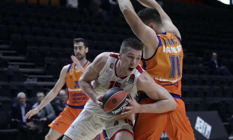 Βαλένθια- Αρμάνι 81-83: Απόδραση με buzzer beater του Μίτσοφ (vid)