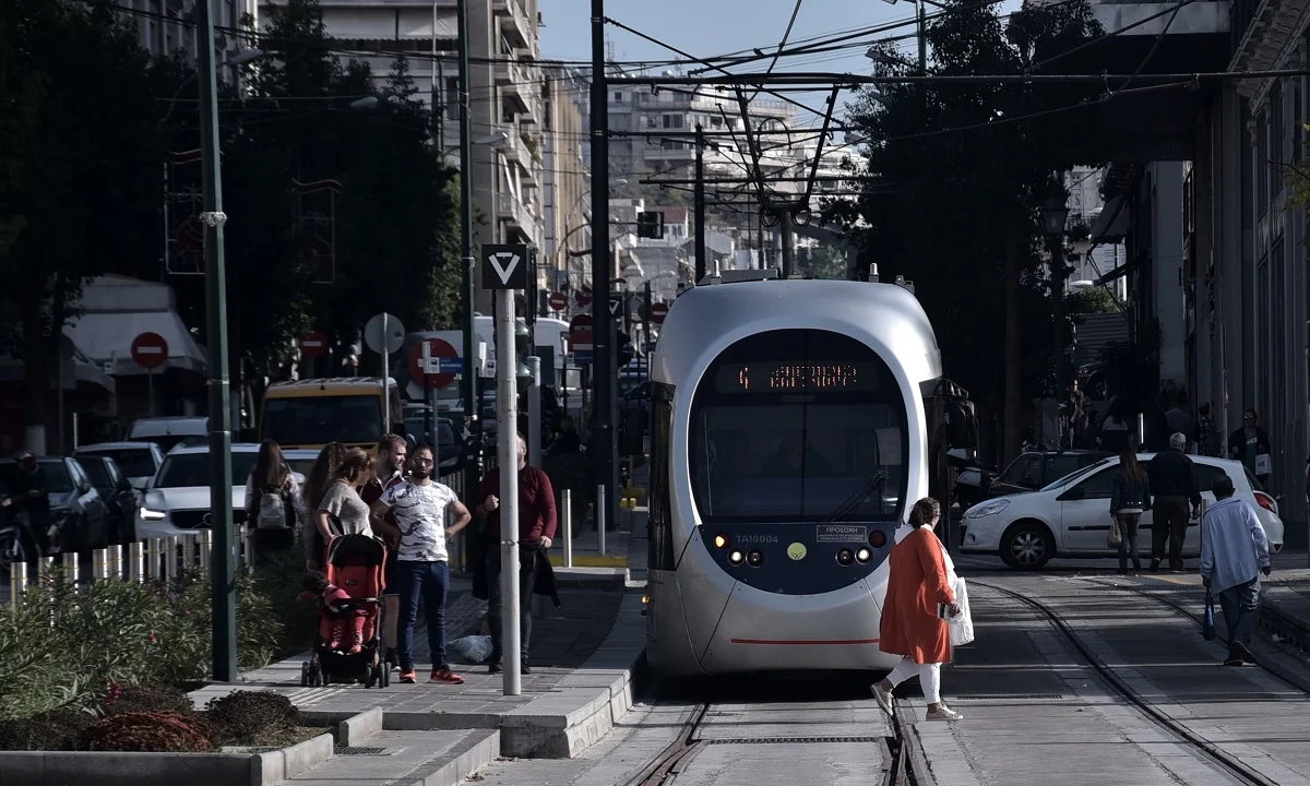 Κορονοϊός: Μεγάλη μείωση της κίνησης σε ΜΜΜ και καφέ (vids)