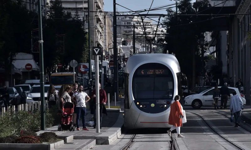 Κορονοϊός: Μεγάλη μείωση της κίνησης σε ΜΜΜ και καφέ (vids)