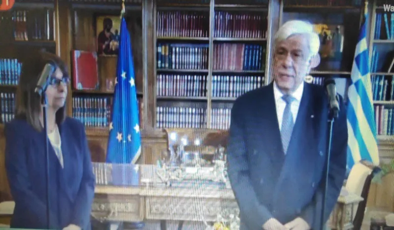 Νέα ΠτΔ: Ούτε με 12ποντα τακούνια δεν θα έφτανε το μικρόφωνο