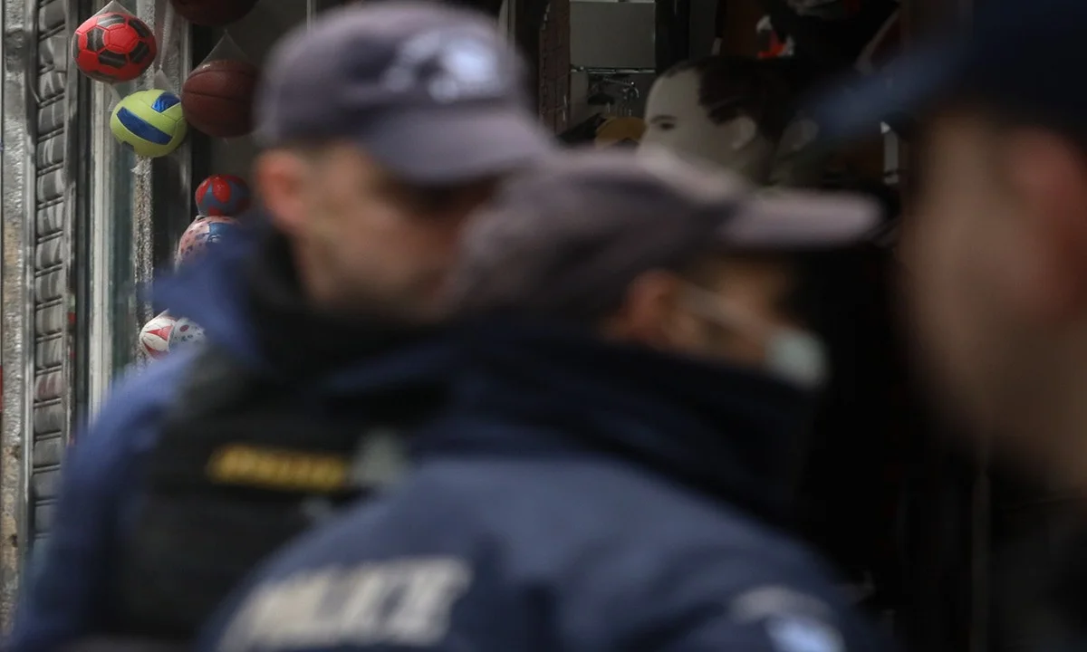 Αστυνομικοί σε μαγαζί στη Νάουσα: «Δύο άτομα τη φορά»
