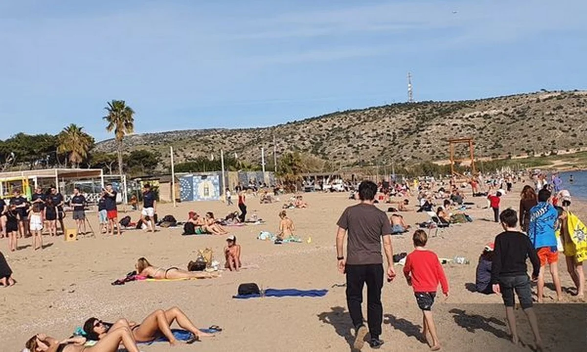 Κορονοϊός: Απίστευτο, έκλεισαν τα καφέ και οι Αθηναίοι πήγαν παραλία (pics)