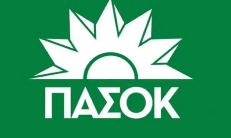 Δεν άντεξε κλεισμένος και βγήκε στο μπαλκόνι τραγουδώντας τον ύμνο του ΠΑΣΟΚ!