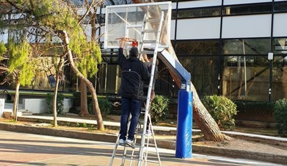 Κορονοϊός: Βγάλανε τα στεφάνια για να μην παίζουν μπάσκετ-Τους διώχνει και η αστυνομία!