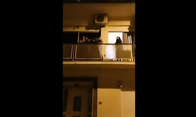 Γιαγιάδες τραγούδησαν στο μπαλκόνι: «Ο χάρος βγήκε παγανιά» (vid)