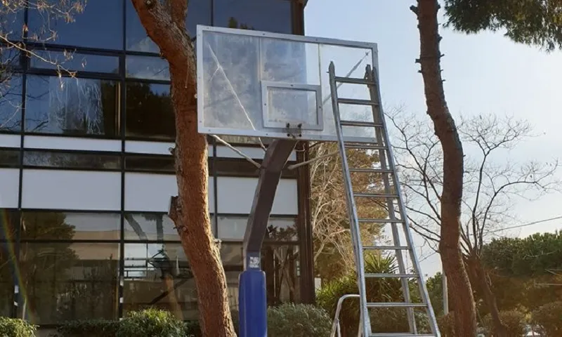 Γλυφάδα: Αφαίρεσαν τα στεφάνια από τις μπασκέτες για να μη μαζεύεται κόσμος (pics)